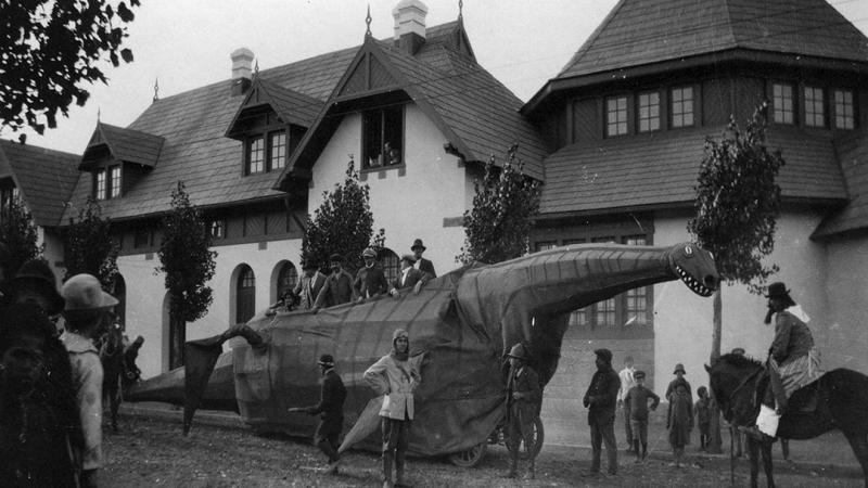 FAB 2025 Muestra: DIA-EXT-BARILOCHE: &laquo;El monstruo y el Sheriff&raquo; de Diego Lumerman (67′)