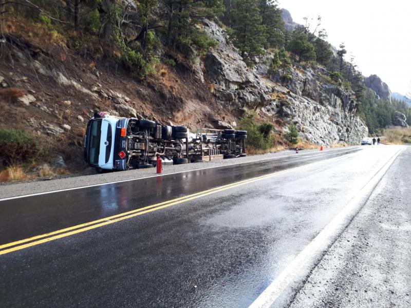 Vuelco de cami&oacute;n de transporte de combustible, Ruta 237 pr&oacute;ximo a Confluencia