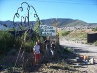 Regalaron cartel a la ARB construido con material reciclado