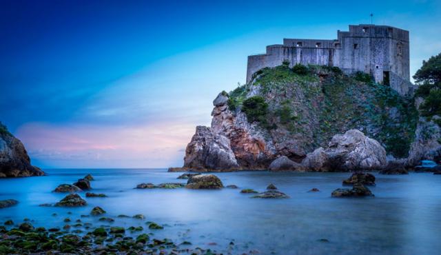 Una extensión de las famosas murallas de Dubrovnik, Lovrijenac (la Fortaleza de San Lorenzo), se sitúa unos kilómetros al noroeste de la ciudad, sobre un acantilado