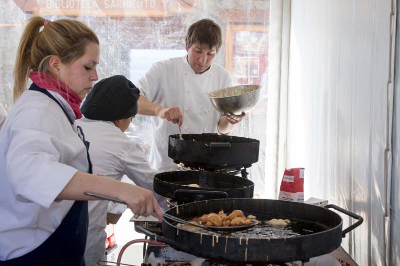  Una multitud particip&oacute; del cordero solidario en el Bariloche a la Carta