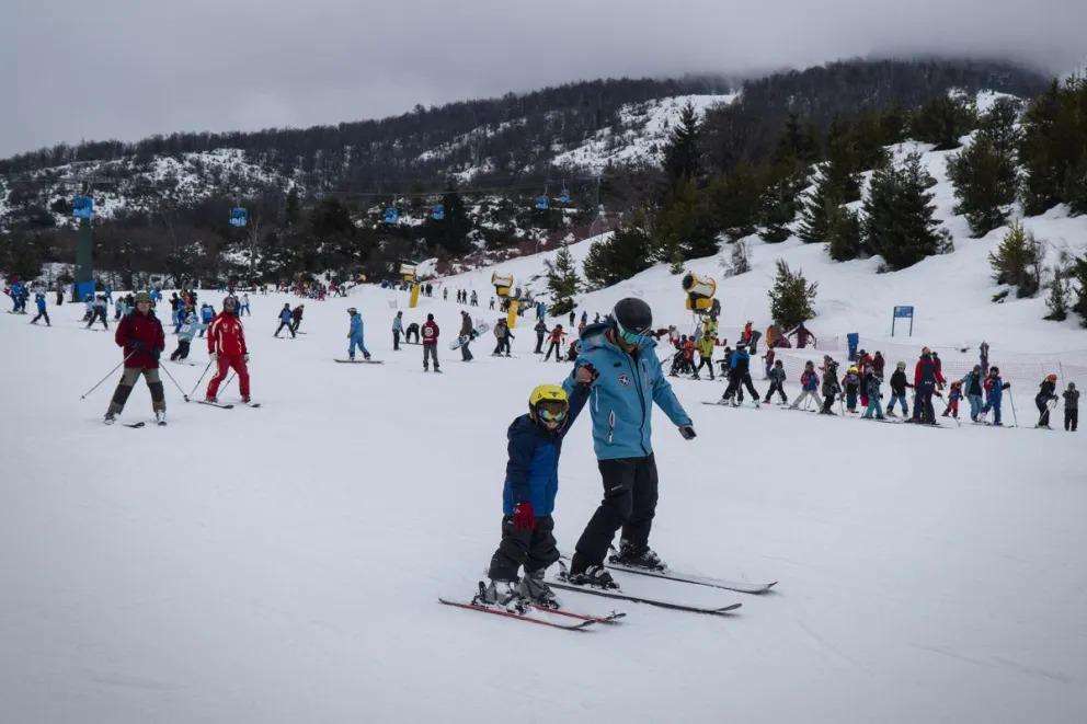 Miles de turistas disfrutan del cerro Catedral