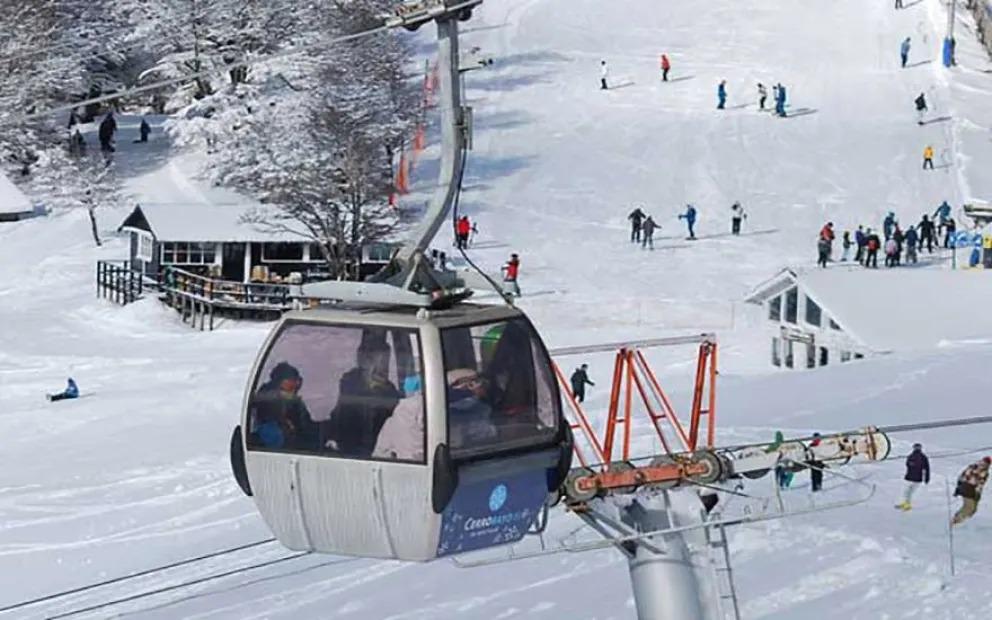 Villa la Angostura se anticipa y dio inicio a la temporada de esqu&iacute; 2025