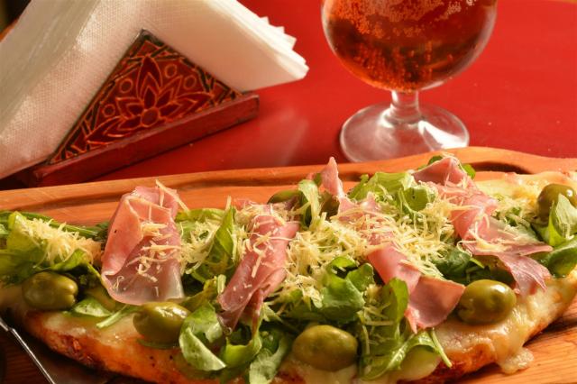Pizza de jamón crudo  y rúcula en La Barraca Bar