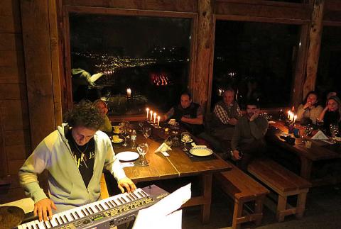 EXCURSION NOCTURNA Cena Show Montaña y Música Refugio Berghof. 