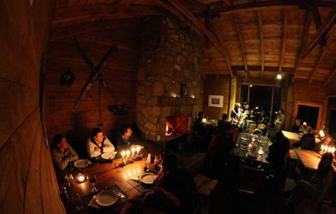 EXCURSION NOCTURNA Cena Show Montaña y Música Refugio Berghof.