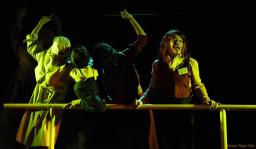 Últimas dos funciones de Crónicas de una Caricia: apretar disimulando el silencio