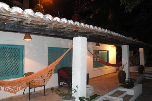 GALERIA CON SILLONES Y HAMACAS