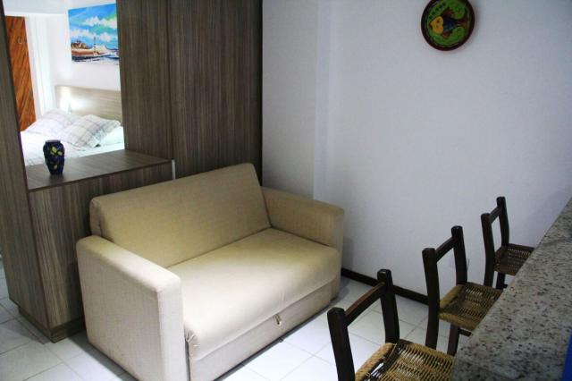 pequena sala semi separada, con sofa