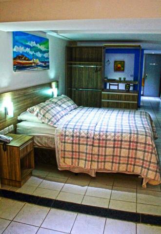 ambiente semi dividido con mueble guardarropas 