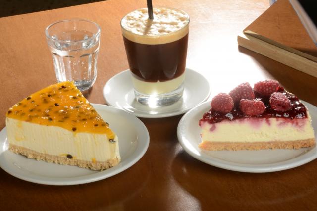 Nuestras Delicias: Café Helado, Cheesecake de Maracuyá y Frutos Rojos