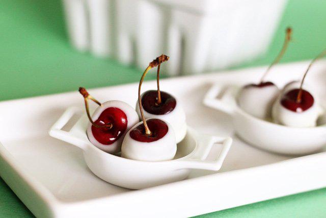 Cerezas y chocolate blanco