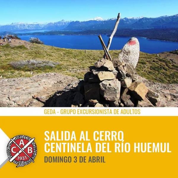 Grupo excursionista de adultos