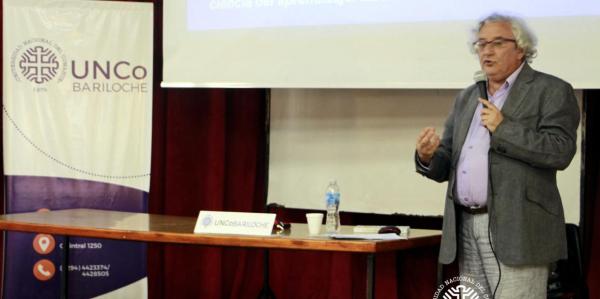 &iquest;Los alumnos cada vez aprenden menos? De qu&eacute; trat&oacute; la conferencia de Juan Ignacio Pozo