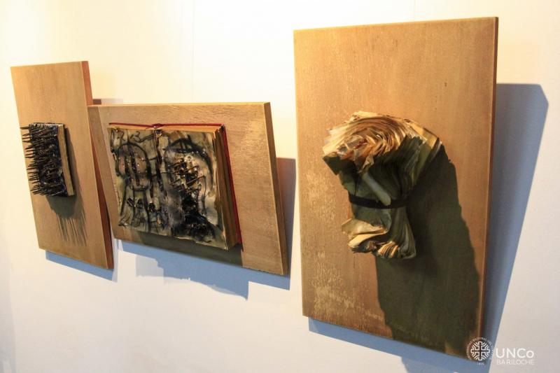 La hora incierta. Instalaci&oacute;n en la pared Blanca de la UNCo Bariloche