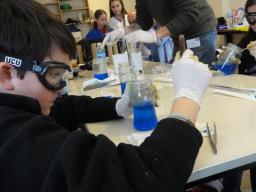 PEQUEÑOS INVESTIGADORES REALIZARON EXPERIMENTOS EN EL CENTRO ATÓMICO BARILOCHE