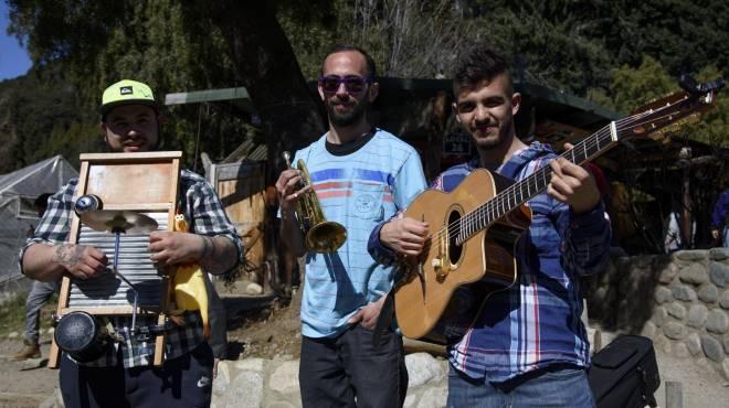 Conocé al trío que lleva el swing a la gorra a las esquinas de Bariloche
