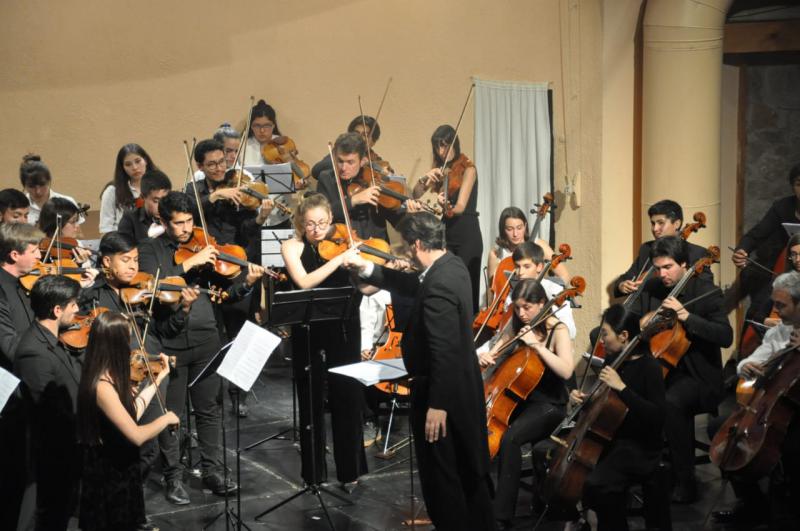 La 'Orquesta de los chic@s' comparti&oacute; escenario con reconocidos m&uacute;sicos profesionales