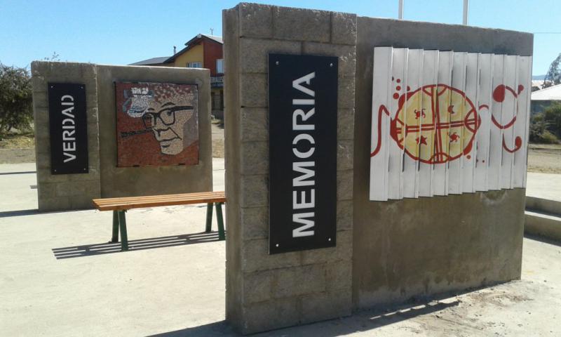 En Dina Huapi, Rodolfo Walsh cuida la espalda de Inakayal