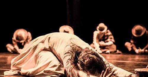 Becas para capacitación destinadas a bailarines y bailarinas folklóricas de todo el país.