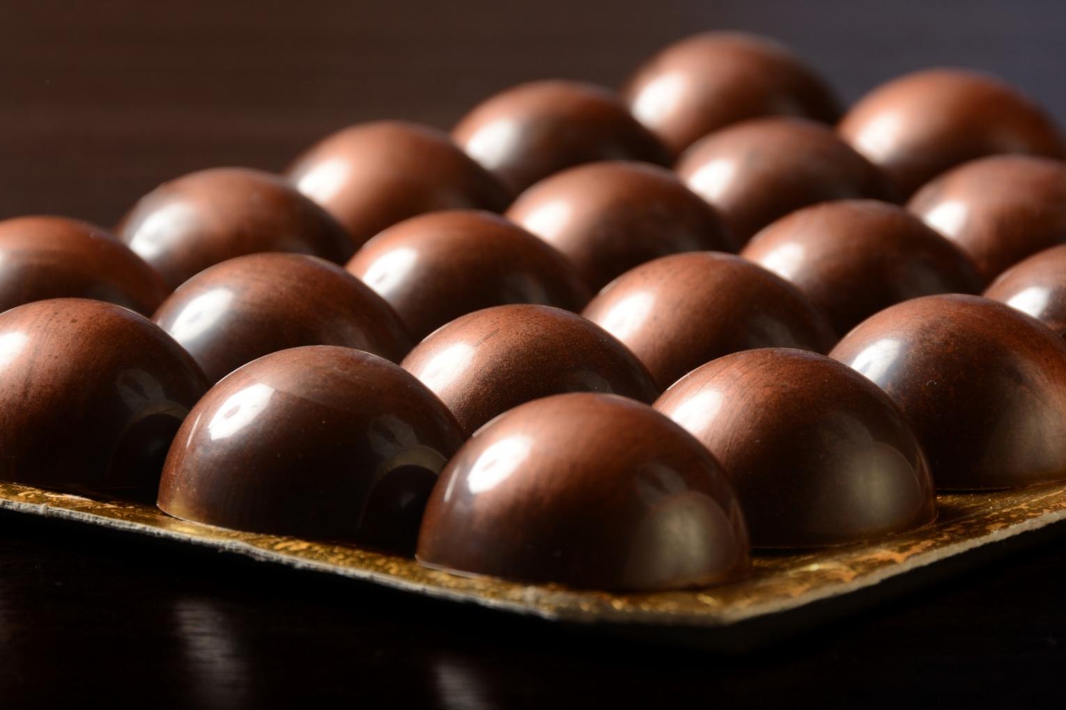 Deliciosos Bombones Artesanales de Chocolate con Leche y Avellanas