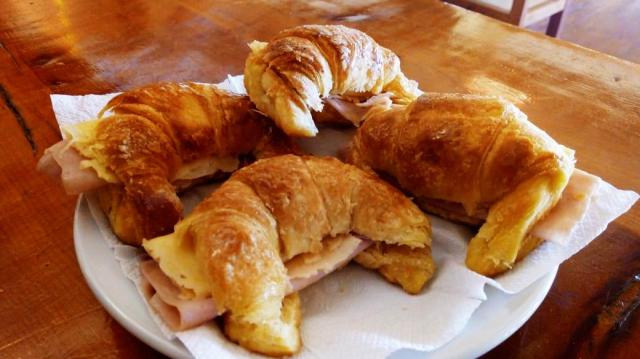 Deliciosas Medialunas con Jamón y Queso Don Federico