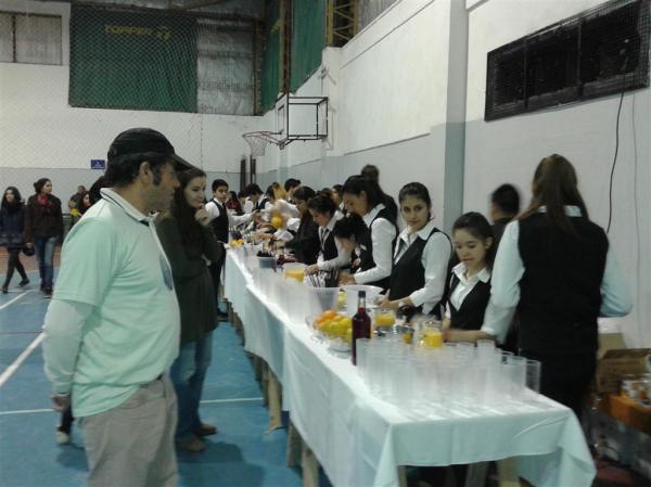 La Mesa 6 de Septiembre entreg&oacute; m&aacute;s de 5 mil pesos a la Escuela de Hoteler&iacute;a por su participaci&oacute;n en la Noche sin Alcohol
