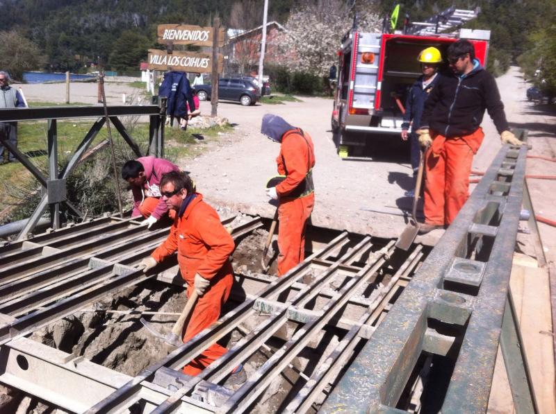 Avanzan los trabajos de reparación del puente Centenario de Villa Los Cohiues