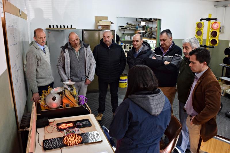 El municipio busca implementar un semáforo ideado por una escuela técnica