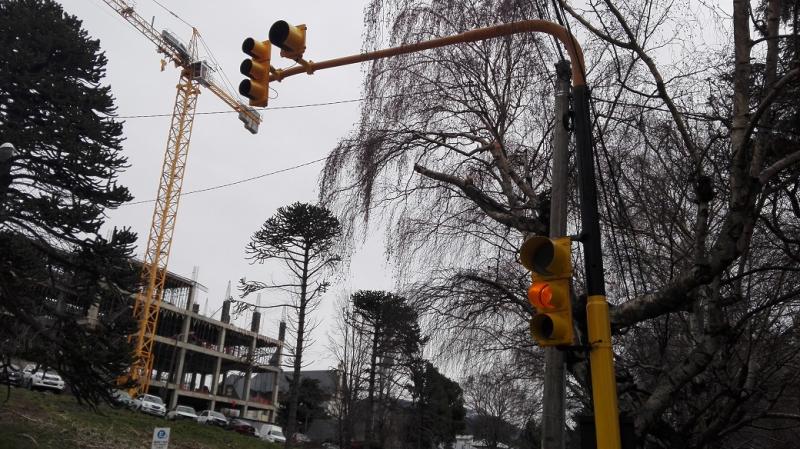 Instalan semáforo en Moreno y John O'Connor