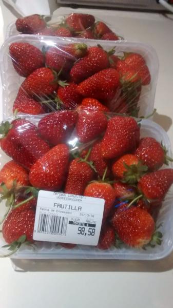 Llegó el camión al Mercado Comunitario y brillan las frutillas de Plottier