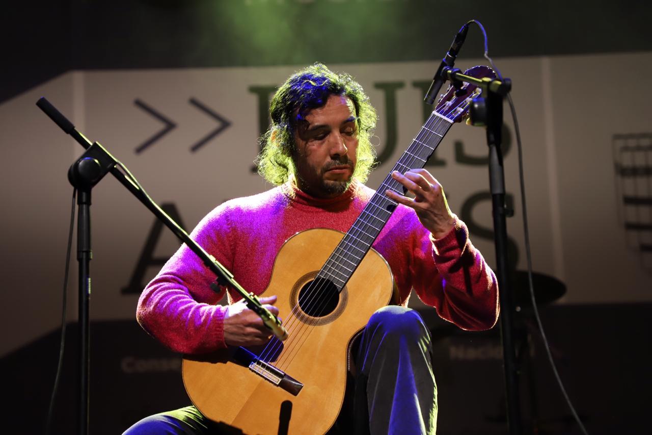 El guitarrista Luis Chav&eacute;z Ch&aacute;vez gan&oacute; el XIV Concurso de Composici&oacute;n Musical Luis Advis de Chile