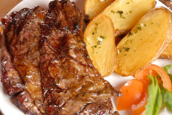 Para hoy te proponemos : Carne al horno con papas r&uacute;sticas
