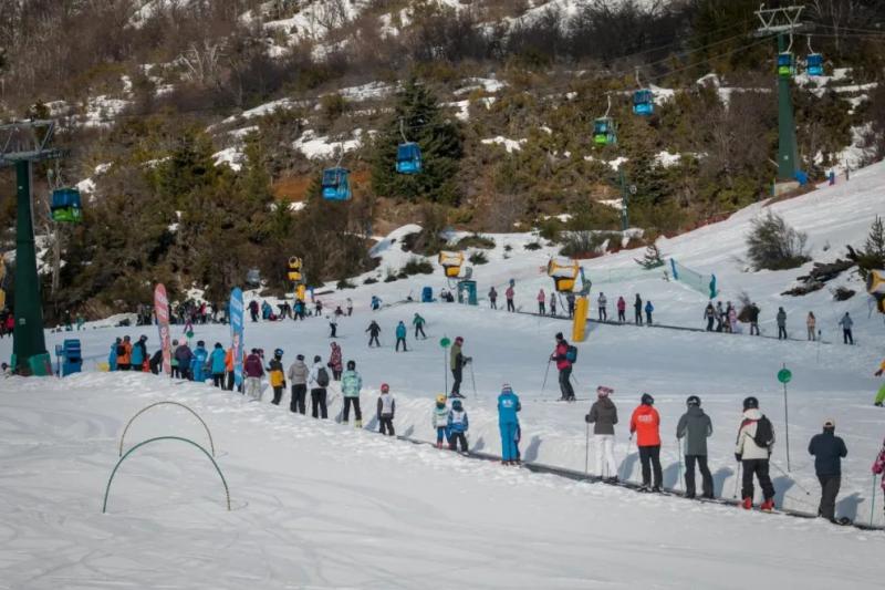 &iquest;Cu&aacute;nto sale el pase diario de esqu&iacute; en los centros invernales de la zona?