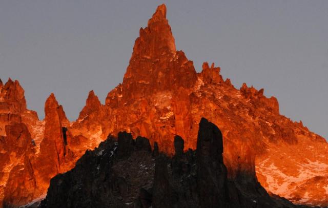 Torres y agujas rocosas del filo del cerro Catedral, a 1.700 msnm, rodean el refugio Frey
