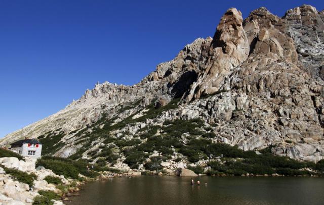 El refugio está abierto todo el año. El pernocte cuesta $ 500