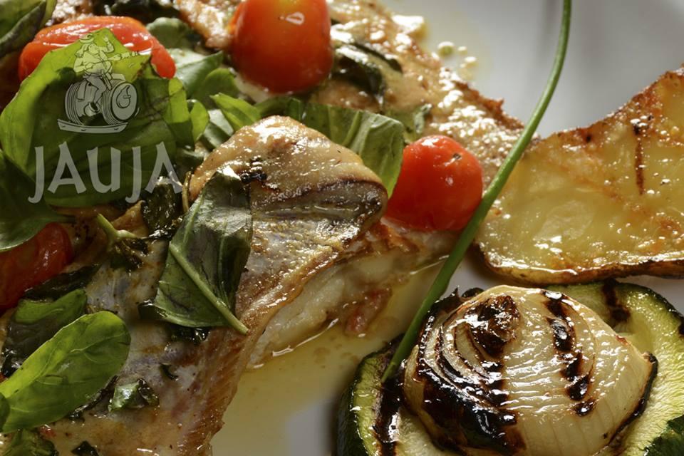 Abadejo con tomates cherry, albahaca y vegetales