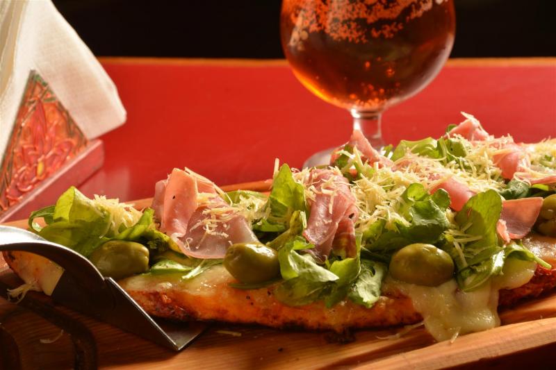 Pizza con jamón crudo y rúcula