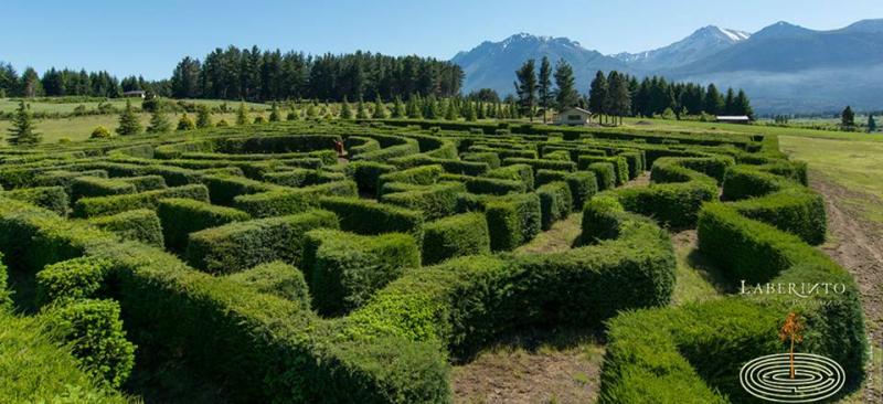 ¿Sabías que recorrer un laberinto activa la parte derecha de nuestro cerebro y por lo tanto promueve la intuición y la creatividad?