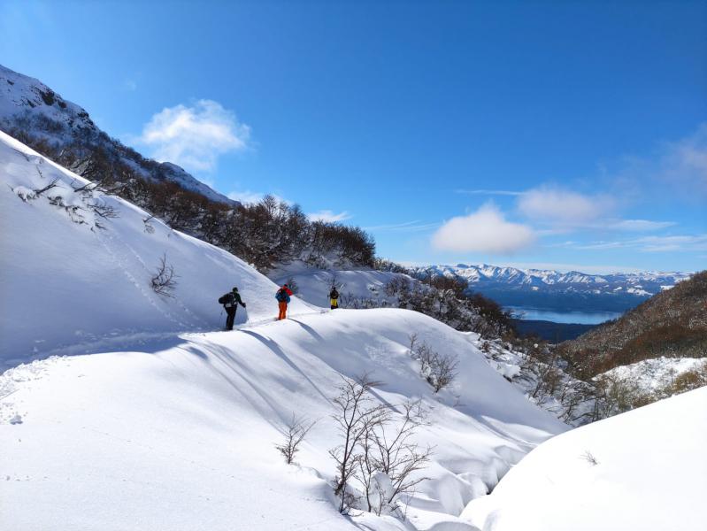 Alquiler de esquies de traves&iacute;a, splitboards, raquetas 