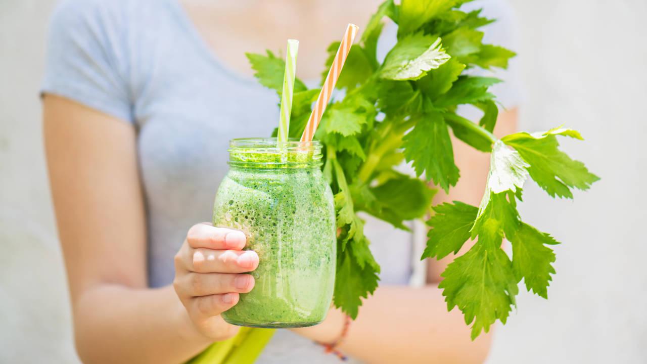 Jugo de apio en ayunas para depurarte por dentro: beneficios, c&oacute;mo prepararlo y tomarlo