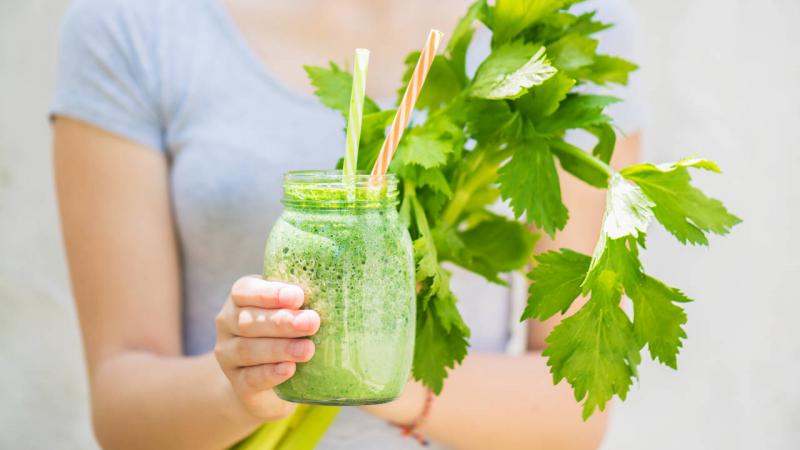 Jugo de apio en ayunas para depurarte por dentro: beneficios, c&oacute;mo prepararlo y tomarlo