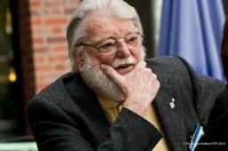 La economía neoliberal mata más gente que todos los ejércitos juntos Max Neef