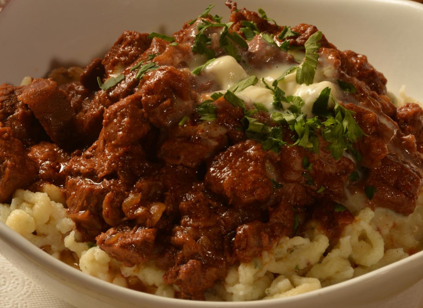  Receta de Gulash con Sp&auml;tzle  Plato ideal para el invierno en Bariloche