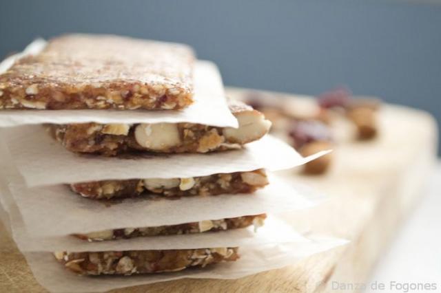 Barrita de dátiles y arándanos