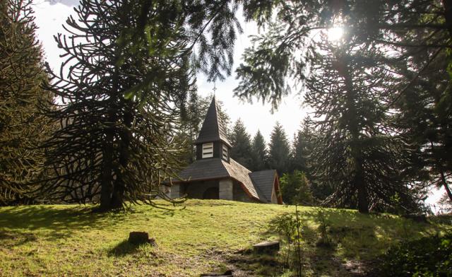 Capilla Nuestra Señora Virgen de la Asunción, obra de Alejandro Bustillo. Villa La Angostura Remises Nahuel