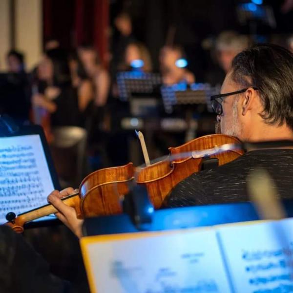 𝐎𝐩𝐞𝐫𝐚 𝐚 𝐥𝐚 𝐂𝐚𝐫𝐭𝐚 | La filarm&oacute;nica deslumbr&oacute; en el Teatro del Circulo Italiano de Villa Regina en su 1er concierto de la 9&ordf; temporada
