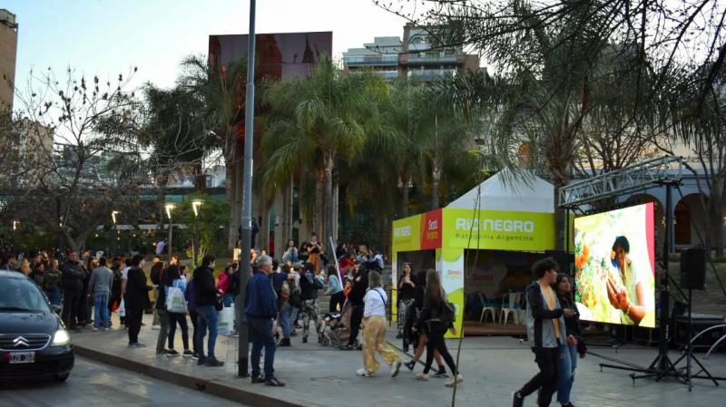 R&iacute;o Negro promocion&oacute; la temporada de primavera ante una multitud en C&oacute;rdoba 