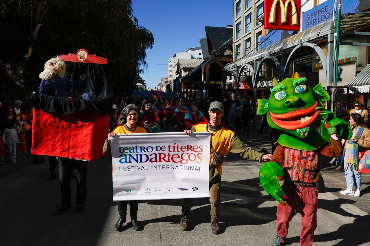 Espect&aacute;culo de gigantes 25 FESTIVAL DE TEATRO DE T&Iacute;TERES ANDARIEGOS