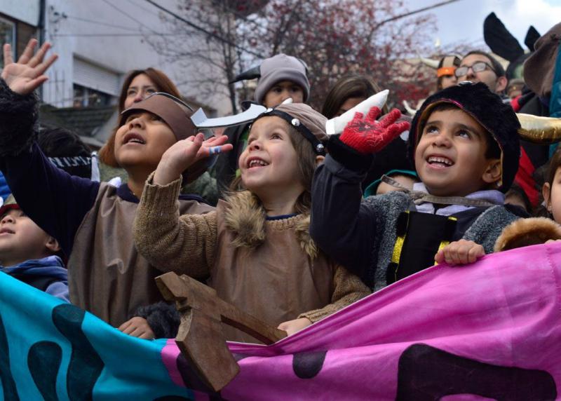 DESFILES DE GIGANTES - FIESTA INAUGURAL - 🎉 &iexcl;CELEBRAMOS 25 A&Ntilde;OS! 🎉 Festival Internacional de Teatro de T&iacute;teres Andariegos 